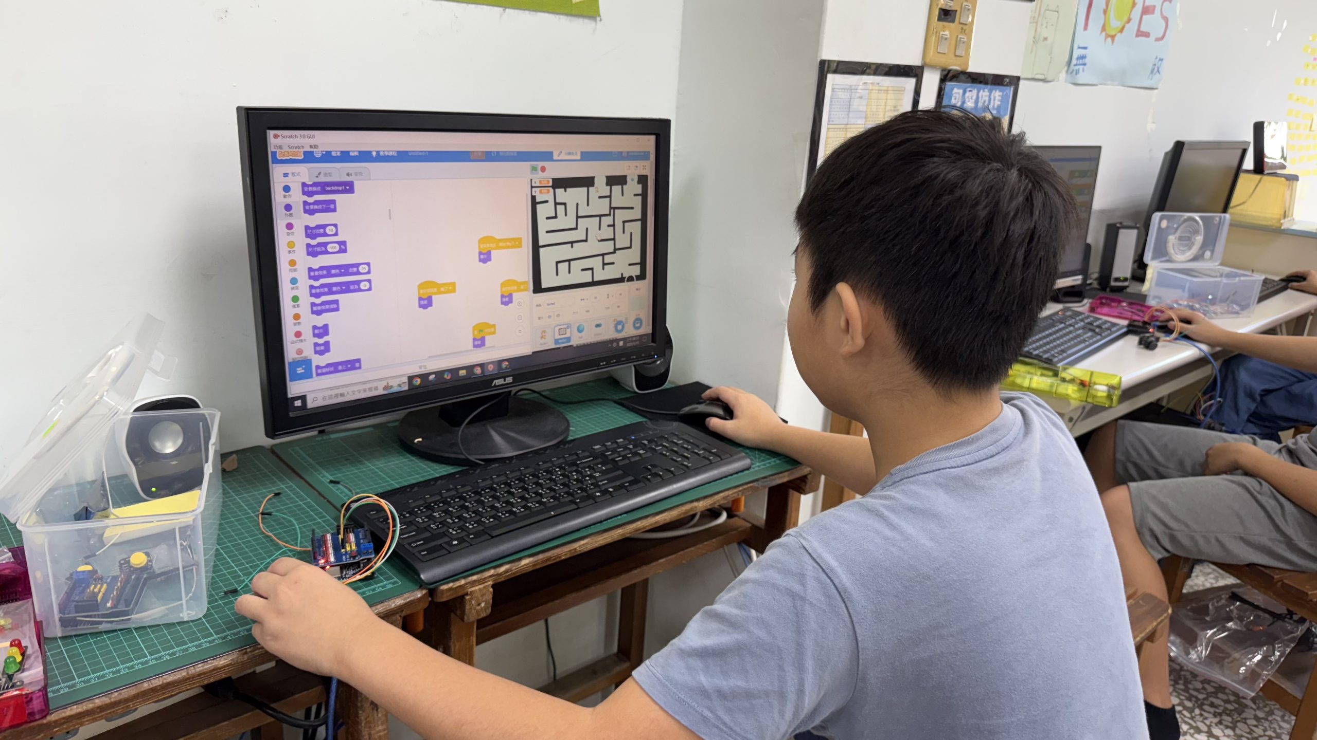 Read more about the article 【五年級】設計思考–ARDUINO魔法-用搖桿操控你的世界！