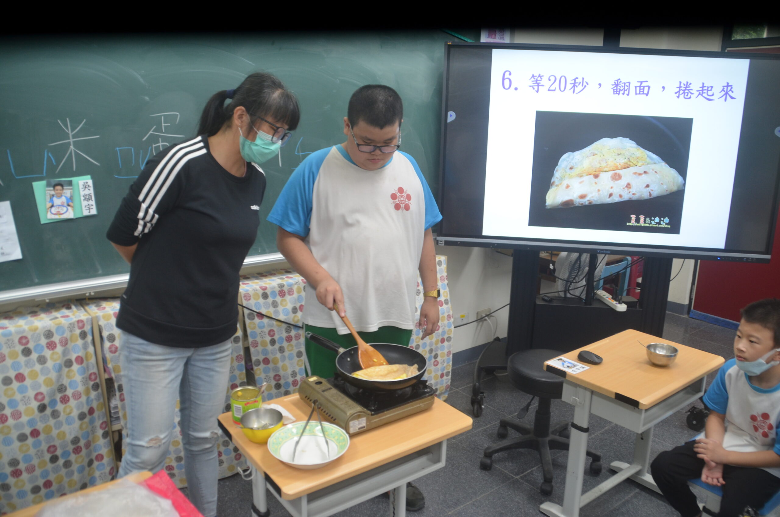 20211126[教學活動]黃老師職業教育教導我會做玉米蛋餅