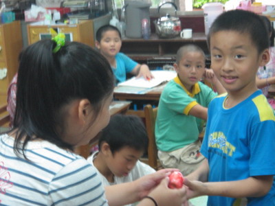 2008-05-26育賢母請吃生小孩的滿月紅蛋
