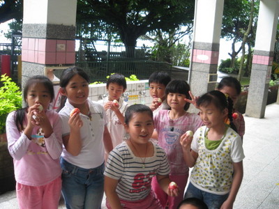 2008-05-26育賢母請吃生小孩的滿月紅蛋