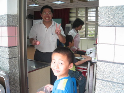2008-05-26育賢母請吃生小孩的滿月紅蛋