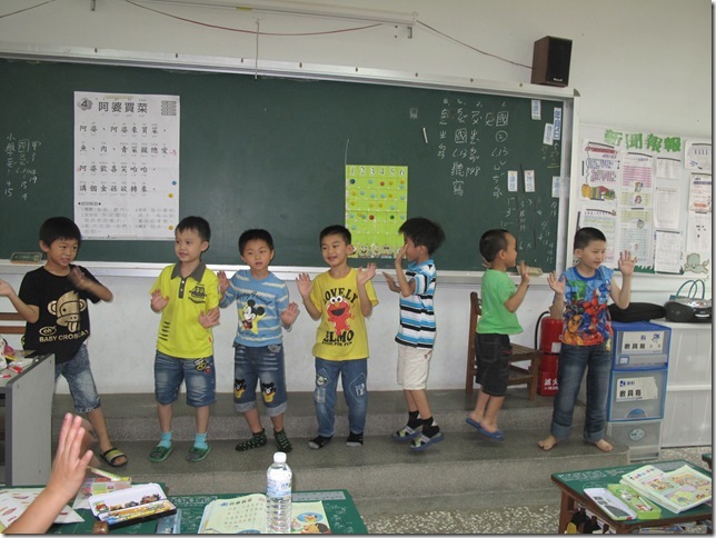 同學配合本土歌謠活潑帶動唱