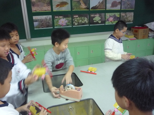 20121129做橡皮筋紙車