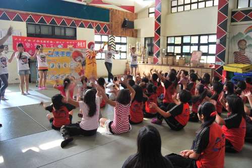 南澳鄕金岳國民小學衛教宣導
主 題︰麥當勞叔叔洗手衛教
時 間︰100年09月09日 08︰00~09︰00
地 點︰金岳國小風雨教室
主 席︰徐組長嘉珍
主 講 者︰麥當勞叔叔 （林先生）
對 象︰全校師生
衛教內容︰
一、洗手得重要性及五步驟。
二、學童有獎徵答。
三、說明如附件。