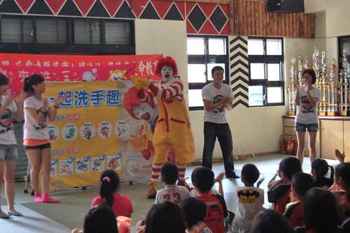 南澳鄕金岳國民小學衛教宣導
主 題︰麥當勞叔叔洗手衛教
時 間︰100年09月09日 08︰00~09︰00
地 點︰金岳國小風雨教室
主 席︰徐組長嘉珍
主 講 者︰麥當勞叔叔 （林先生）
對 象︰全校師生
衛教內容︰
一、洗手得重要性及五步驟。
二、學童有獎徵答。
三、說明如附件。