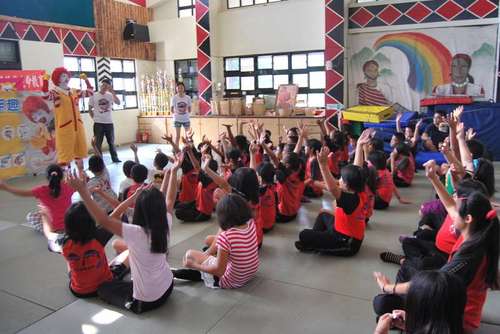 南澳鄕金岳國民小學衛教宣導
主 題︰麥當勞叔叔洗手衛教
時 間︰100年09月09日 08︰00~09︰00
地 點︰金岳國小風雨教室
主 席︰徐組長嘉珍
主 講 者︰麥當勞叔叔 （林先生）
對 象︰全校師生
衛教內容︰
一、洗手得重要性及五步驟。
二、學童有獎徵答。
三、說明如附件。