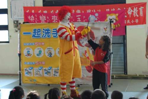 南澳鄕金岳國民小學衛教宣導
主 題︰麥當勞叔叔洗手衛教
時 間︰100年09月09日 08︰00~09︰00
地 點︰金岳國小風雨教室
主 席︰徐組長嘉珍
主 講 者︰麥當勞叔叔 （林先生）
對 象︰全校師生
衛教內容︰
一、洗手得重要性及五步驟。
二、學童有獎徵答。
三、說明如附件。