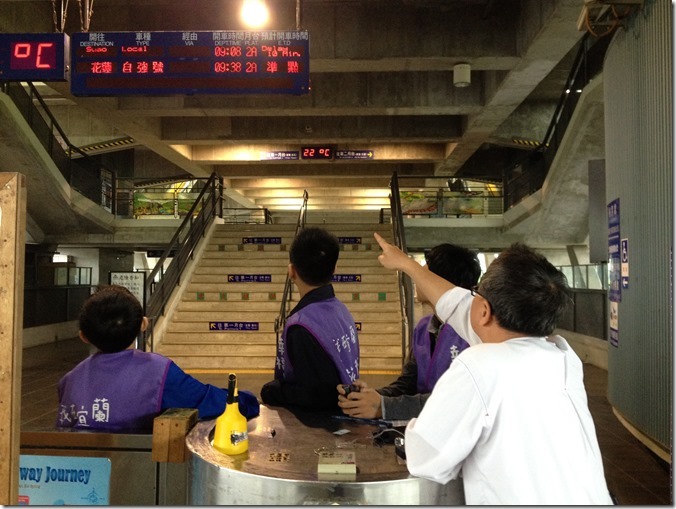 站務人員帶領志工認識火車時刻表2014-05-03 08.45.21