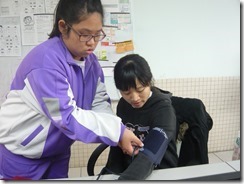 曉護士到各辦公室測量血壓-2