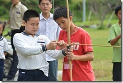 圖三_DSC_4126__武塔小助教為光復學童傳授射箭技巧