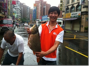 內壢某家房仲水災中唯一的樂趣：捕到大魚（取自施小佑臉書）